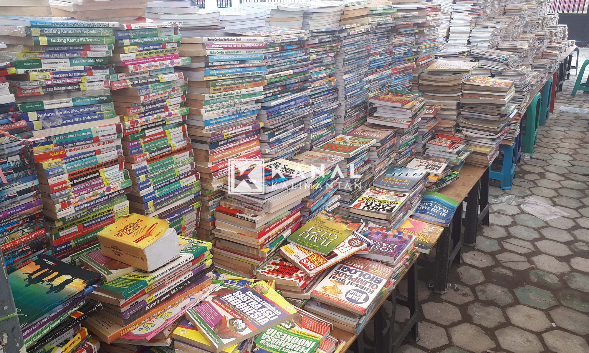 Bazar buku di halaman kantor Disdik Kota Banjarmasin Jalan Piere Tendean Foto mario